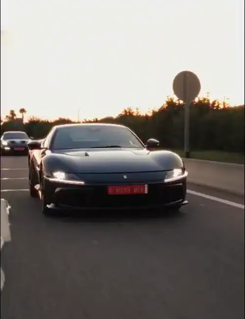 Ferrari negro marcha