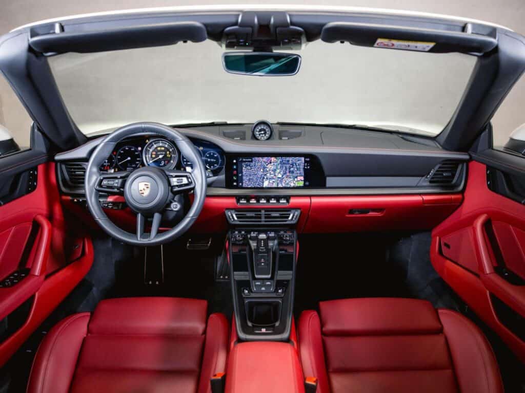 Porsche 911 Carrera 4 GTS - img 21 31